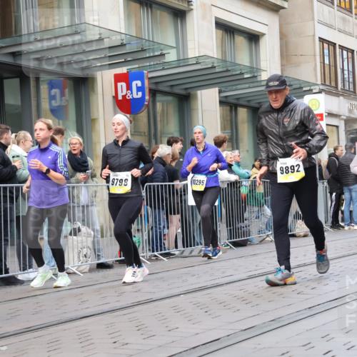 05.10.2025 - 20. swb-Marathon Bremen Strokosch-Dieckow http://msf.ph/oto/9271032 05.10.2025 11:08:52 Ziel 9632, 9798, 9815, 9848, 9892, 10295, 10315, 10458, 10522, 10784, 11056, 11218, 11379, 11437, 11530, 11674, 9632, 9798, 9815, 9848, 9892, 10295, 10315, 10458, 10522, 10784, 11056, 11218, 11379, 11437, 11530, 11674 meine-sportfotos.de