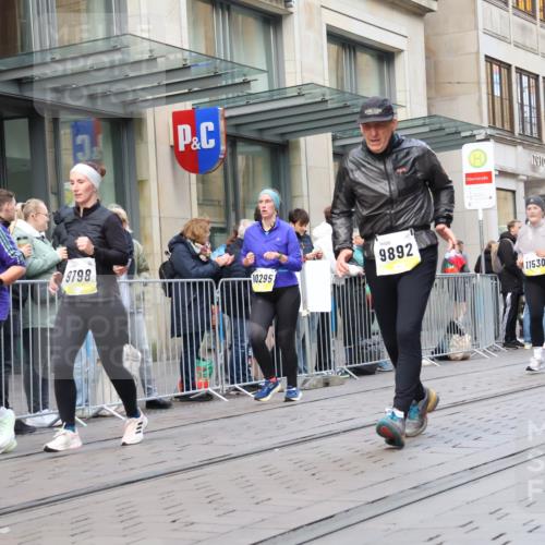 05.10.2025 - 20. swb-Marathon Bremen Strokosch-Dieckow http://msf.ph/oto/9271046 05.10.2025 11:08:52 Ziel 9632, 9798, 9815, 9848, 9892, 10295, 10315, 10458, 10522, 10784, 11056, 11218, 11379, 11437, 11530, 11674, 9632, 9798, 9815, 9848, 9892, 10295, 10315, 10458, 10522, 10784, 11056, 11218, 11379, 11437, 11530, 11674 meine-sportfotos.de