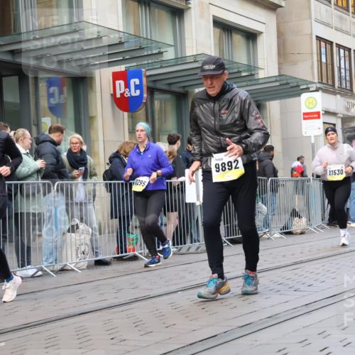 05.10.2025 - 20. swb-Marathon Bremen Strokosch-Dieckow http://msf.ph/oto/9271054 05.10.2025 11:08:52 Ziel 9632, 9798, 9815, 9848, 9892, 10295, 10315, 10458, 10522, 10784, 11056, 11218, 11379, 11437, 11530, 11674, 9632, 9798, 9815, 9848, 9892, 10295, 10315, 10458, 10522, 10784, 11056, 11218, 11379, 11437, 11530, 11674 meine-sportfotos.de