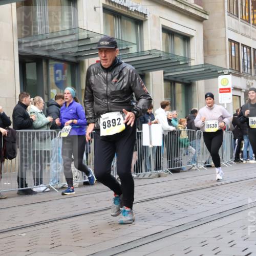 05.10.2025 - 20. swb-Marathon Bremen Strokosch-Dieckow http://msf.ph/oto/9271083 05.10.2025 11:08:53 Ziel 9632, 9798, 9815, 9848, 9892, 10214, 10295, 10315, 10458, 10522, 10784, 11037, 11056, 11218, 11379, 11437, 11530, 11674, 9632, 9798, 9815, 9848, 9892, 10214, 10295, 10315, 10458, 10522, 10784, 11037, 11056, 11218, 11379, 11437, 11530, 11674 meine-sportfotos.de