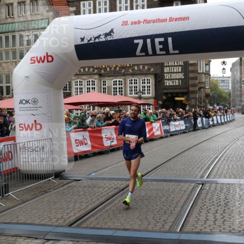 05.10.2025 - 20. swb-Marathon Bremen Yannick Fuchs http://msf.ph/oto/9271095 05.10.2025 12:15:45 Ziel 12 meine-sportfotos.de