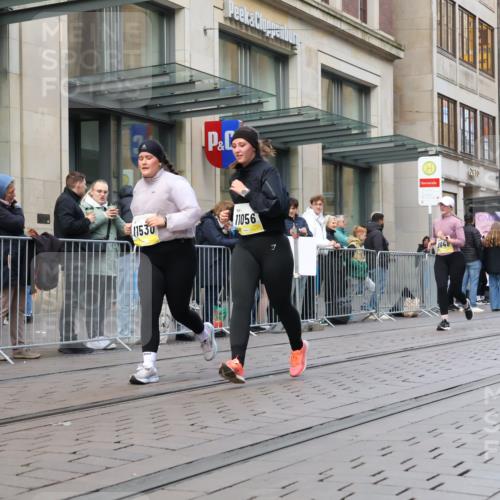 05.10.2025 - 20. swb-Marathon Bremen Strokosch-Dieckow http://msf.ph/oto/9271115 05.10.2025 11:08:55 Ziel 9493, 9632, 9649, 9798, 9815, 9848, 9892, 9945, 10214, 10295, 10315, 10522, 10784, 11037, 11056, 11218, 11379, 11437, 11530, 11674, 9493, 9632, 9649, 9798, 9815, 9848, 9892, 9945, 10214, 10295, 10315, 10522, 10784, 11037, 11056, 11218, 11379, 11437, 11530, 11674 meine-sportfotos.de
