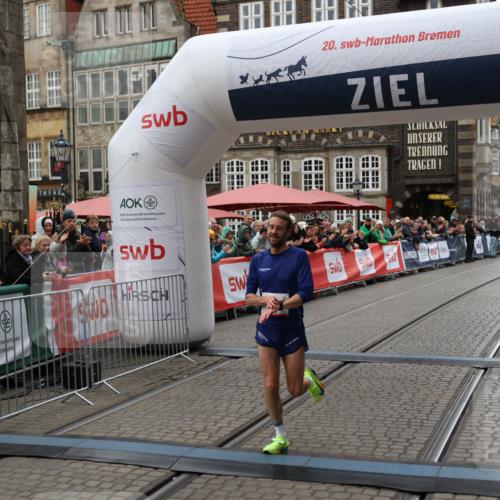 05.10.2025 - 20. swb-Marathon Bremen Yannick Fuchs http://msf.ph/oto/9271129 05.10.2025 12:15:45 Ziel 12 meine-sportfotos.de