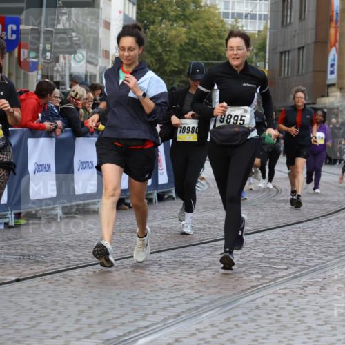 05.10.2025 - 20. swb-Marathon Bremen Strokosch-Dieckow http://msf.ph/oto/9271131 05.10.2025 11:10:26 Ziel 8225, 9895, 10288, 10440, 10441, 10442, 10552, 10980, 11388 meine-sportfotos.de