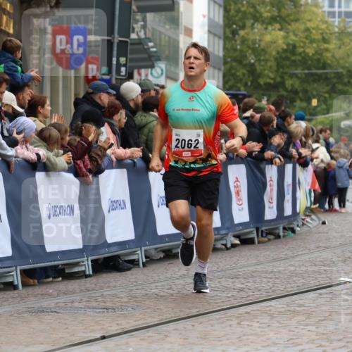 05.10.2025 - 20. swb-Marathon Bremen Strokosch-Dieckow http://msf.ph/oto/9271134 05.10.2025 13:01:55 Ziel 1745, 2062 meine-sportfotos.de