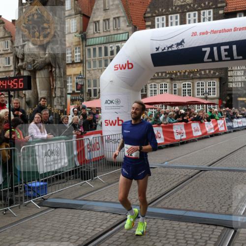 05.10.2025 - 20. swb-Marathon Bremen Yannick Fuchs http://msf.ph/oto/9271147 05.10.2025 12:15:45 Ziel 12 meine-sportfotos.de