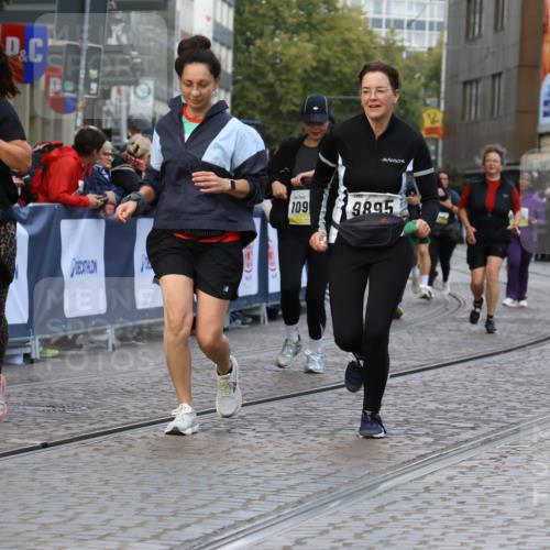 05.10.2025 - 20. swb-Marathon Bremen Strokosch-Dieckow http://msf.ph/oto/9271176 05.10.2025 11:10:26 Ziel 8225, 9895, 10288, 10440, 10441, 10442, 10552, 10980, 11388 meine-sportfotos.de