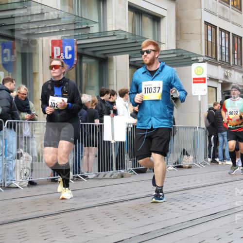 05.10.2025 - 20. swb-Marathon Bremen Strokosch-Dieckow http://msf.ph/oto/9271190 05.10.2025 11:08:59 Ziel 9002, 9493, 9632, 9649, 9798, 9815, 9848, 9892, 9945, 10074, 10214, 10295, 10315, 10522, 10784, 10865, 11037, 11056, 11218, 11379, 11437, 11530, 11674, 9002, 9493, 9632, 9649, 9798, 9815, 9848, 9892, 9945, 10074, 10214, 10295, 10315, 10522, 10784, 10865, 11037, 11056, 11218, 11379, 11437, 11530, 11674 meine-sportfotos.de
