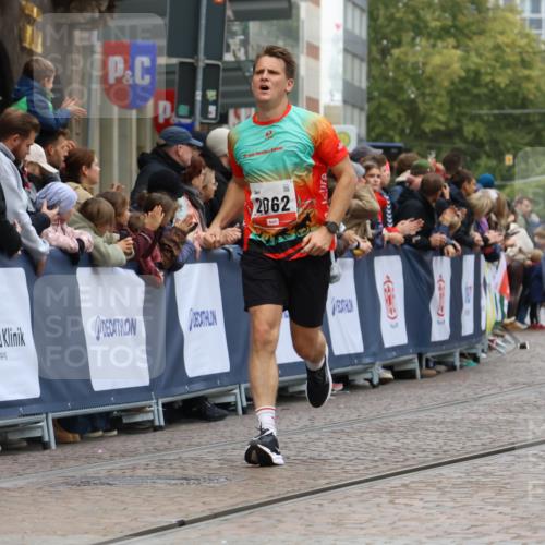 05.10.2025 - 20. swb-Marathon Bremen Strokosch-Dieckow http://msf.ph/oto/9271211 05.10.2025 13:01:55 Ziel 1745, 2062 meine-sportfotos.de