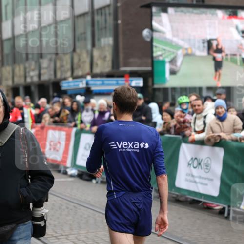 05.10.2025 - 20. swb-Marathon Bremen Yannick Fuchs http://msf.ph/oto/9271240 05.10.2025 12:15:50 Ziel 12 meine-sportfotos.de