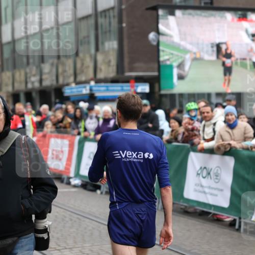 05.10.2025 - 20. swb-Marathon Bremen Yannick Fuchs http://msf.ph/oto/9271248 05.10.2025 12:15:50 Ziel 12 meine-sportfotos.de