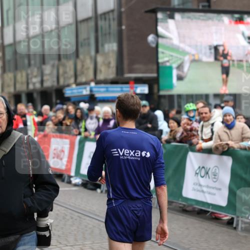 05.10.2025 - 20. swb-Marathon Bremen Yannick Fuchs http://msf.ph/oto/9271258 05.10.2025 12:15:50 Ziel 12 meine-sportfotos.de