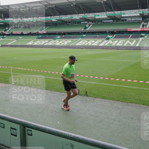05.10.2025 - 20. swb-Marathon Bremen Michael Burmester http://msf.ph/oto/9271276 05.10.2025 12:43:59 Laufen im Stadion 288, 329, 548, 577, 706, 1196, 1992, 2092, 2249, 2967, 3435, 3580, 4369, 4422, 4631, 4867, 5014, 5287, 5495, 5815, 5908, 5988, 6224, 6385, 6912, 7373, 7816, 7834, 7949, 8030, 8275, 8593, 9095, 628, 662, 1641, 1652, 1745, 2062, 4664, 5231, 6423, 7269, 7498, 7668, 8053 meine-sportfotos.de