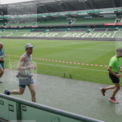 05.10.2025 - 20. swb-Marathon Bremen Michael Burmester http://msf.ph/oto/9271296 05.10.2025 12:43:59 Laufen im Stadion 288, 329, 548, 577, 706, 1196, 1992, 2092, 2249, 2967, 3435, 3580, 4369, 4422, 4631, 4867, 5014, 5287, 5495, 5815, 5908, 5988, 6224, 6385, 6912, 7373, 7816, 7834, 7949, 8030, 8275, 8593, 9095, 628, 662, 1641, 1652, 1745, 2062, 4664, 5231, 6423, 7269, 7498, 7668, 8053 meine-sportfotos.de