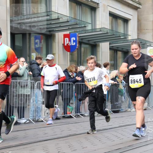 05.10.2025 - 20. swb-Marathon Bremen Strokosch-Dieckow http://msf.ph/oto/9271306 05.10.2025 11:09:04 Ziel 9002, 9185, 9493, 9649, 9815, 9848, 9892, 9945, 10074, 10214, 10295, 10417, 10419, 10522, 10784, 10865, 10943, 11037, 11056, 11218, 11437, 11447, 11526, 11530, 11614, 11674, 9002, 9185, 9493, 9649, 9815, 9848, 9892, 9945, 10074, 10214, 10295, 10417, 10419, 10522, 10784, 10865, 10943, 11037, 11056, 11218, 11437, 11447, 11526, 11530, 11614, 11674 meine-sportfotos.de