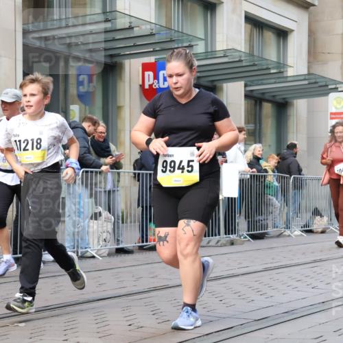 05.10.2025 - 20. swb-Marathon Bremen Strokosch-Dieckow http://msf.ph/oto/9271332 05.10.2025 11:09:05 Ziel 9002, 9185, 9493, 9649, 9848, 9892, 9945, 10074, 10214, 10295, 10417, 10419, 10522, 10865, 10943, 11037, 11056, 11218, 11447, 11526, 11530, 11614, 11674, 9002, 9185, 9493, 9649, 9848, 9892, 9945, 10074, 10214, 10295, 10417, 10419, 10522, 10865, 10943, 11037, 11056, 11218, 11447, 11526, 11530, 11614, 11674 meine-sportfotos.de