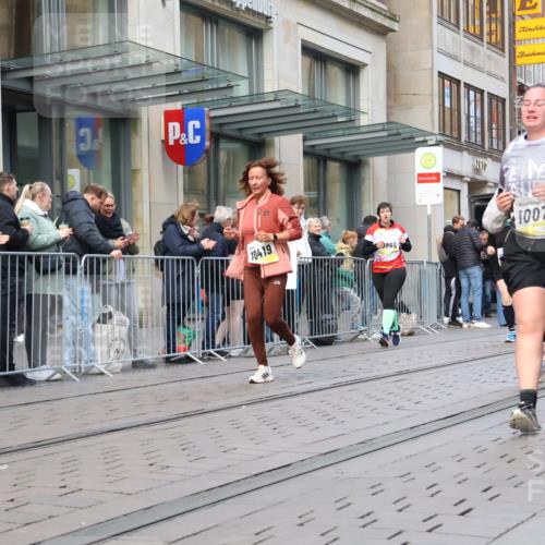05.10.2025 - 20. swb-Marathon Bremen Strokosch-Dieckow http://msf.ph/oto/9271341 05.10.2025 11:09:06 Ziel 9002, 9185, 9493, 9649, 9848, 9892, 9945, 10074, 10214, 10295, 10417, 10419, 10522, 10865, 10943, 11037, 11056, 11218, 11447, 11526, 11530, 11614, 11674, 9002, 9185, 9493, 9649, 9848, 9892, 9945, 10074, 10214, 10295, 10417, 10419, 10522, 10865, 10943, 11037, 11056, 11218, 11447, 11526, 11530, 11614, 11674 meine-sportfotos.de