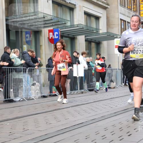 05.10.2025 - 20. swb-Marathon Bremen Strokosch-Dieckow http://msf.ph/oto/9271353 05.10.2025 11:09:07 Ziel 9002, 9185, 9493, 9649, 9848, 9892, 9945, 10074, 10214, 10295, 10417, 10419, 10522, 10865, 10943, 11037, 11056, 11218, 11447, 11526, 11530, 11614, 11664, 11674, 9002, 9185, 9493, 9649, 9848, 9892, 9945, 10074, 10214, 10295, 10417, 10419, 10522, 10865, 10943, 11037, 11056, 11218, 11447, 11526, 11530, 11614, 11664, 11674 meine-sportfotos.de
