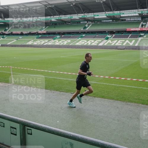 05.10.2025 - 20. swb-Marathon Bremen Michael Burmester http://msf.ph/oto/9271389 05.10.2025 12:44:15 Laufen im Stadion 288, 329, 506, 539, 548, 917, 1196, 1992, 2092, 2249, 3150, 3982, 4422, 5014, 5908, 7099, 7373, 7525, 7949, 8030, 8275, 577, 628, 706, 1641, 2967, 3435, 3580, 4369, 4631, 4867, 5287, 5495, 5815, 5988, 6224, 6385, 6912, 7668, 7816, 7834, 8593, 9095 meine-sportfotos.de