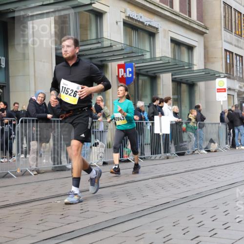 05.10.2025 - 20. swb-Marathon Bremen Strokosch-Dieckow http://msf.ph/oto/9271414 05.10.2025 11:09:12 Ziel 9001, 9002, 9185, 9493, 9538, 9649, 9731, 9732, 9848, 9887, 9892, 9945, 10074, 10214, 10245, 10295, 10316, 10417, 10419, 10672, 10865, 10881, 10886, 10943, 11037, 11218, 11407, 11447, 11526, 11614, 11654, 11655, 11664, 9001, 9002, 9185, 9493, 9538, 9649, 9731, 9732, 9848, 9887, 9892, 9945, 10074, 10214, 10245, 10295, 10316, 10417, 10419, 10672, 10865, 10881, 10886, 10943, 11037, 11218, 11447, 11526, 11614, 11664 meine-sportfotos.de