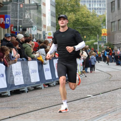 05.10.2025 - 20. swb-Marathon Bremen Strokosch-Dieckow http://msf.ph/oto/9271451 05.10.2025 13:02:10 Ziel 4988 meine-sportfotos.de