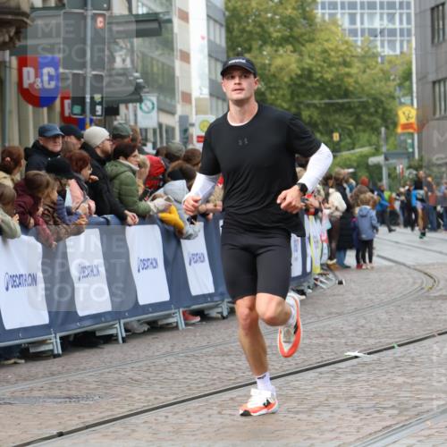 05.10.2025 - 20. swb-Marathon Bremen Strokosch-Dieckow http://msf.ph/oto/9271479 05.10.2025 13:02:10 Ziel 4988 meine-sportfotos.de
