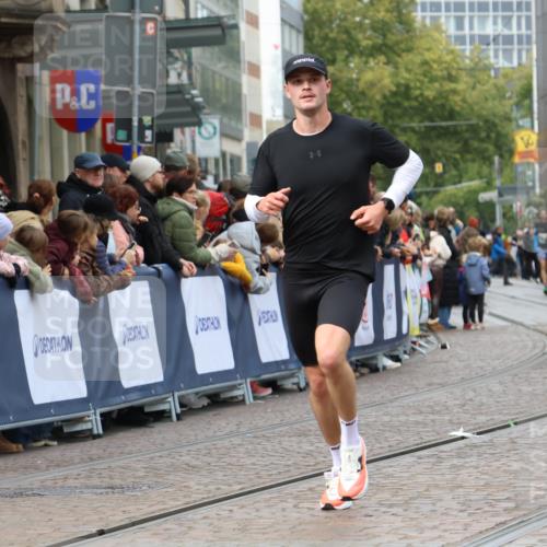 05.10.2025 - 20. swb-Marathon Bremen Strokosch-Dieckow http://msf.ph/oto/9271501 05.10.2025 13:02:10 Ziel 4988 meine-sportfotos.de