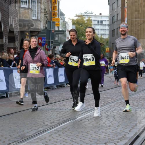 05.10.2025 - 20. swb-Marathon Bremen Strokosch-Dieckow http://msf.ph/oto/9271514 05.10.2025 11:10:33 Ziel 9446, 10146, 10440, 10441, 10442, 10980, 11240, 11342 meine-sportfotos.de