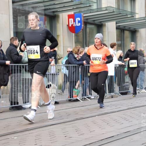 05.10.2025 - 20. swb-Marathon Bremen Strokosch-Dieckow http://msf.ph/oto/9271523 05.10.2025 11:09:17 Ziel 9001, 9002, 9185, 9493, 9538, 9649, 9731, 9732, 9887, 9945, 10074, 10214, 10245, 10316, 10412, 10417, 10419, 10672, 10865, 10881, 10886, 10943, 11037, 11206, 11218, 11407, 11447, 11526, 11614, 11654, 11655, 11664, 9001, 9002, 9185, 9493, 9538, 9649, 9731, 9732, 9887, 9945, 10074, 10214, 10245, 10316, 10412, 10417, 10419, 10672, 10865, 10881, 10886, 10943, 11037, 11206, 11218, 11447, 11526, 11614, 11664 meine-sportfotos.de