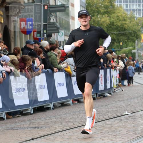 05.10.2025 - 20. swb-Marathon Bremen Strokosch-Dieckow http://msf.ph/oto/9271528 05.10.2025 13:02:10 Ziel 4988 meine-sportfotos.de