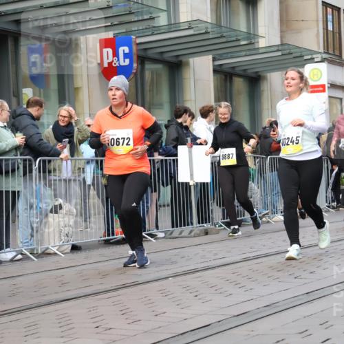 05.10.2025 - 20. swb-Marathon Bremen Strokosch-Dieckow http://msf.ph/oto/9271535 05.10.2025 11:09:17 Ziel 9001, 9002, 9185, 9493, 9538, 9649, 9731, 9732, 9887, 9945, 10074, 10214, 10245, 10316, 10412, 10417, 10419, 10672, 10865, 10881, 10886, 10943, 11037, 11206, 11218, 11407, 11447, 11526, 11614, 11654, 11655, 11664, 9001, 9002, 9185, 9493, 9538, 9649, 9731, 9732, 9887, 9945, 10074, 10214, 10245, 10316, 10412, 10417, 10419, 10672, 10865, 10881, 10886, 10943, 11037, 11206, 11218, 11447, 11526, 11614, 11664 meine-sportfotos.de
