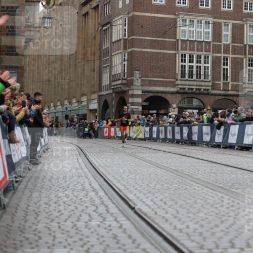 05.10.2025 - 20. swb-Marathon Bremen Yannick Fuchs http://msf.ph/oto/9271538 05.10.2025 12:17:31 Ziel  meine-sportfotos.de