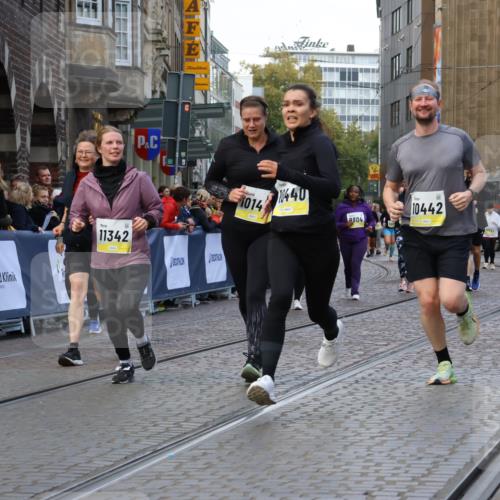 05.10.2025 - 20. swb-Marathon Bremen Strokosch-Dieckow http://msf.ph/oto/9271539 05.10.2025 11:10:34 Ziel 9446, 10146, 10440, 10441, 10442, 10665, 10980, 11240, 11342 meine-sportfotos.de