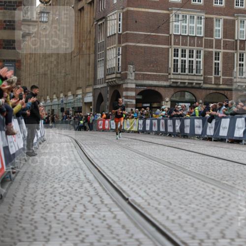 05.10.2025 - 20. swb-Marathon Bremen Yannick Fuchs http://msf.ph/oto/9271545 05.10.2025 12:17:31 Ziel  meine-sportfotos.de