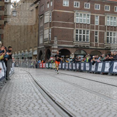 05.10.2025 - 20. swb-Marathon Bremen Yannick Fuchs http://msf.ph/oto/9271558 05.10.2025 12:17:32 Ziel  meine-sportfotos.de