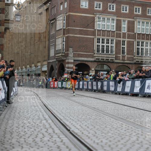 05.10.2025 - 20. swb-Marathon Bremen Yannick Fuchs http://msf.ph/oto/9271562 05.10.2025 12:17:32 Ziel  meine-sportfotos.de