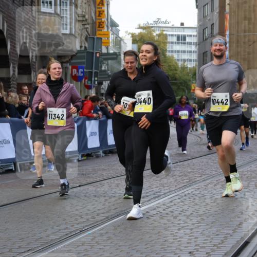 05.10.2025 - 20. swb-Marathon Bremen Strokosch-Dieckow http://msf.ph/oto/9271570 05.10.2025 11:10:34 Ziel 9446, 10146, 10440, 10441, 10442, 10665, 10980, 11240, 11342 meine-sportfotos.de