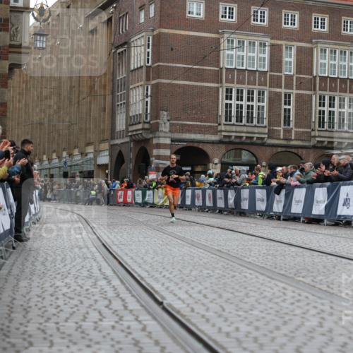 05.10.2025 - 20. swb-Marathon Bremen Yannick Fuchs http://msf.ph/oto/9271573 05.10.2025 12:17:32 Ziel  meine-sportfotos.de
