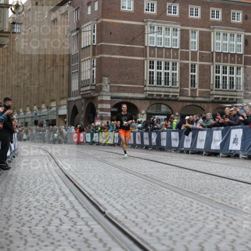 05.10.2025 - 20. swb-Marathon Bremen Yannick Fuchs http://msf.ph/oto/9271591 05.10.2025 12:17:33 Ziel  meine-sportfotos.de