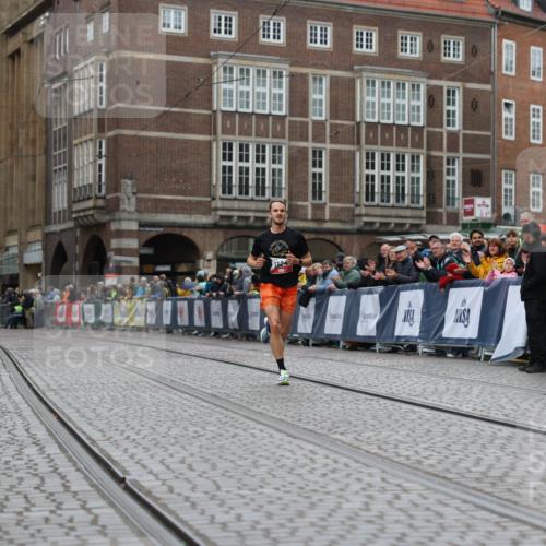 05.10.2025 - 20. swb-Marathon Bremen Yannick Fuchs http://msf.ph/oto/9271599 05.10.2025 12:17:35 Ziel  meine-sportfotos.de