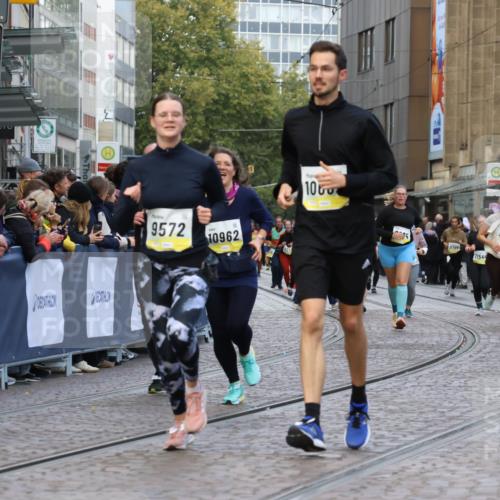 05.10.2025 - 20. swb-Marathon Bremen Strokosch-Dieckow http://msf.ph/oto/9271604 05.10.2025 11:10:39 Ziel 9446, 9572, 9804, 10665, 10962, 11157, 11240 meine-sportfotos.de