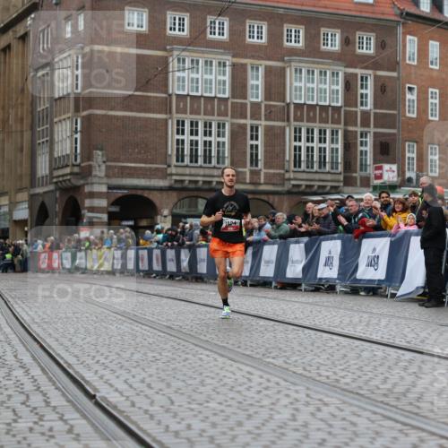 05.10.2025 - 20. swb-Marathon Bremen Yannick Fuchs http://msf.ph/oto/9271615 05.10.2025 12:17:35 Ziel  meine-sportfotos.de