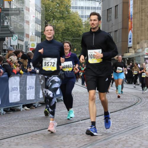 05.10.2025 - 20. swb-Marathon Bremen Strokosch-Dieckow http://msf.ph/oto/9271632 05.10.2025 11:10:39 Ziel 9446, 9572, 9804, 10665, 10962, 11157, 11240 meine-sportfotos.de