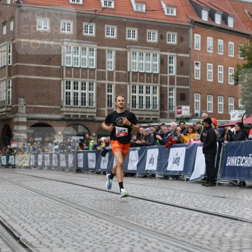 05.10.2025 - 20. swb-Marathon Bremen Yannick Fuchs http://msf.ph/oto/9271636 05.10.2025 12:17:36 Ziel  meine-sportfotos.de