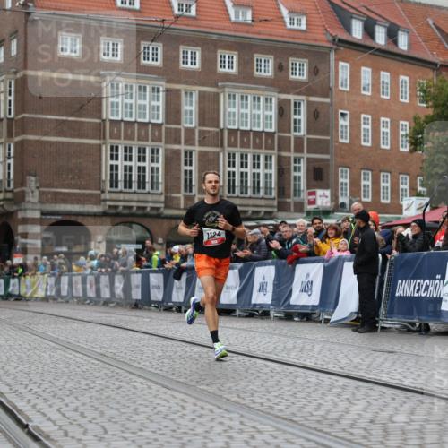 05.10.2025 - 20. swb-Marathon Bremen Yannick Fuchs http://msf.ph/oto/9271645 05.10.2025 12:17:36 Ziel  meine-sportfotos.de