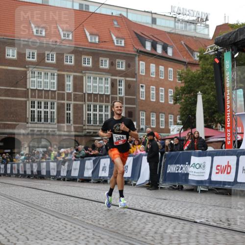 05.10.2025 - 20. swb-Marathon Bremen Yannick Fuchs http://msf.ph/oto/9271653 05.10.2025 12:17:36 Ziel  meine-sportfotos.de