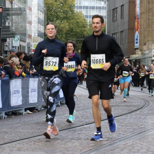 05.10.2025 - 20. swb-Marathon Bremen Strokosch-Dieckow http://msf.ph/oto/9271664 05.10.2025 11:10:39 Ziel 9446, 9572, 9804, 10665, 10962, 11157, 11240 meine-sportfotos.de