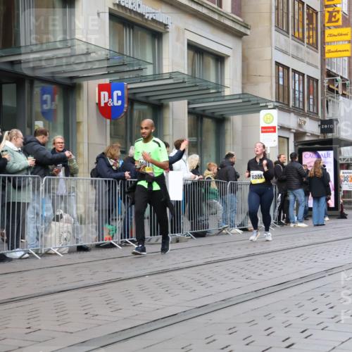05.10.2025 - 20. swb-Marathon Bremen Strokosch-Dieckow http://msf.ph/oto/9271665 05.10.2025 11:09:23 Ziel 9001, 9185, 9410, 9538, 9685, 9731, 9732, 9887, 9972, 10074, 10245, 10316, 10412, 10417, 10419, 10448, 10672, 10827, 10860, 10865, 10881, 10886, 10943, 11206, 11219, 11407, 11447, 11486, 11526, 11614, 11654, 11655, 11664, 9001, 9185, 9410, 9538, 9685, 9731, 9732, 9887, 9972, 10074, 10245, 10316, 10412, 10417, 10419, 10448, 10672, 10827, 10860, 10865, 10881, 10886, 10943, 11206, 11219, 11447, 11526, 11614, 11664 meine-sportfotos.de