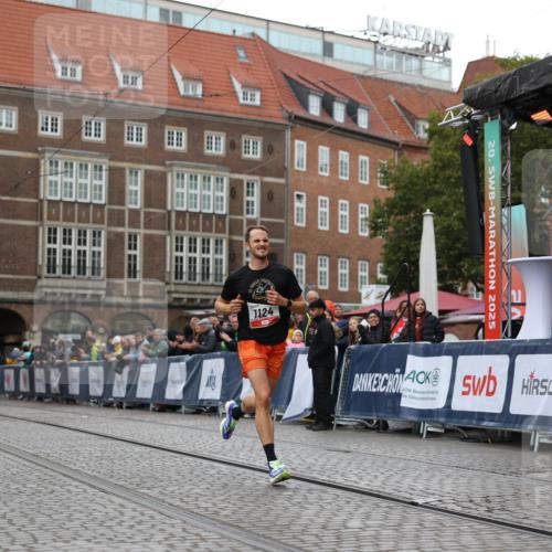 05.10.2025 - 20. swb-Marathon Bremen Yannick Fuchs http://msf.ph/oto/9271673 05.10.2025 12:17:37 Ziel 1124 meine-sportfotos.de