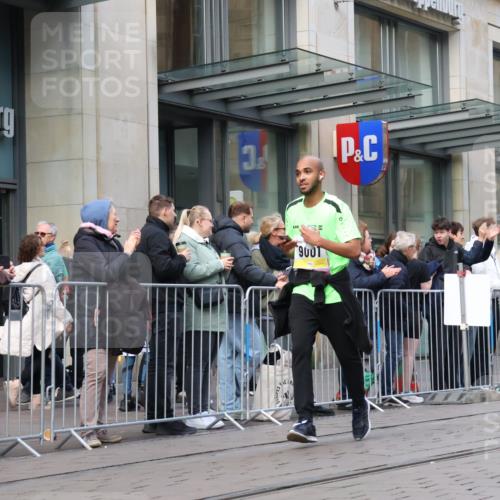 05.10.2025 - 20. swb-Marathon Bremen Strokosch-Dieckow http://msf.ph/oto/9271676 05.10.2025 11:09:24 Ziel 9001, 9185, 9410, 9538, 9685, 9731, 9732, 9887, 9972, 10245, 10316, 10412, 10417, 10419, 10448, 10672, 10827, 10860, 10881, 10886, 10943, 11206, 11219, 11381, 11407, 11447, 11486, 11526, 11614, 11654, 11655, 11664, 9001, 9185, 9410, 9538, 9685, 9731, 9732, 9887, 9972, 10245, 10316, 10412, 10417, 10419, 10448, 10672, 10827, 10860, 10881, 10886, 10943, 11206, 11219, 11381, 11447, 11526, 11614, 11664 meine-sportfotos.de